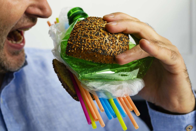 Bahaya Tak Kasat Mata: Mikroplastik Menyusup ke Dalam Buah, Sayur, dan Daging